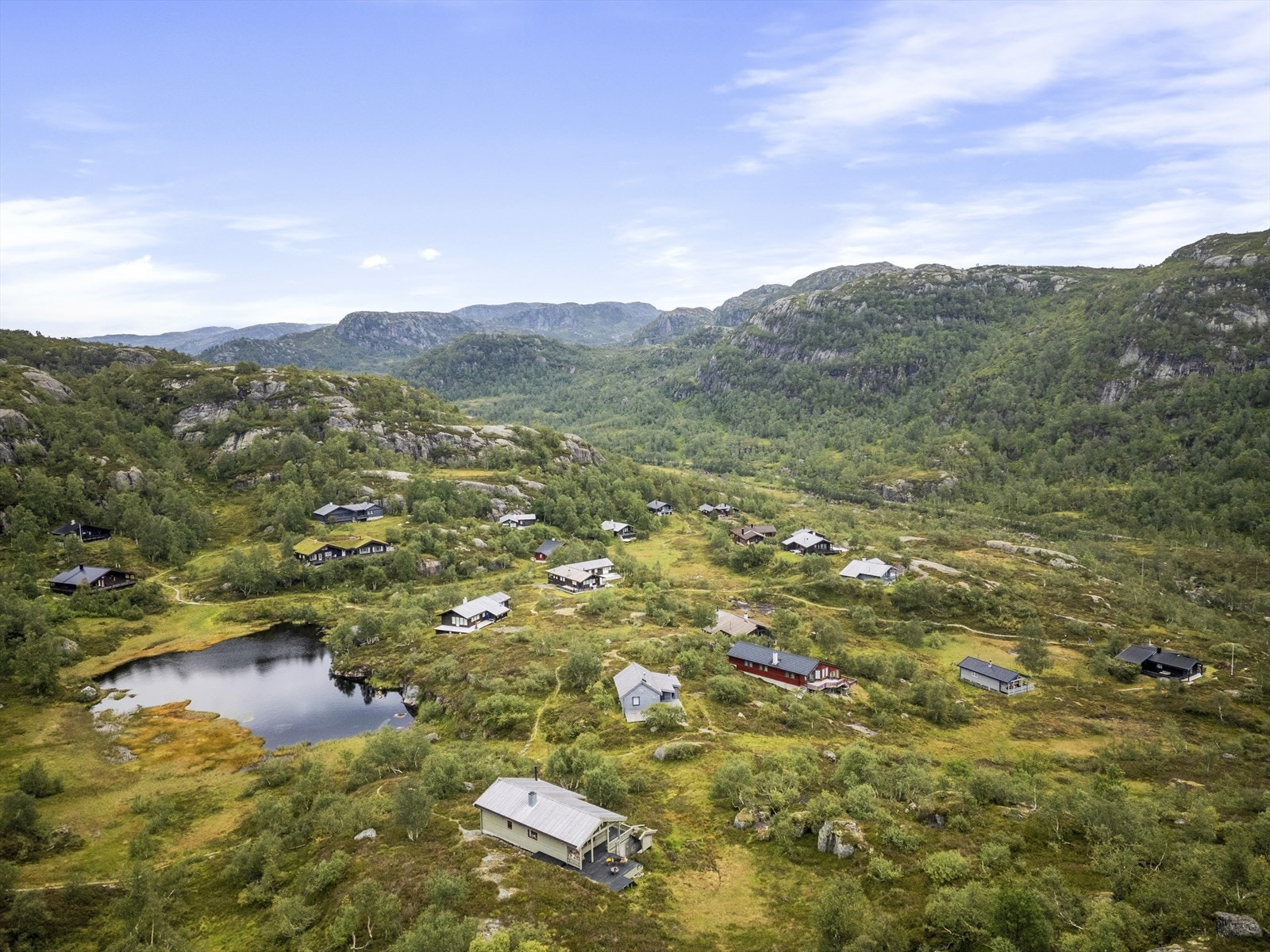 Hytten ligger svært fint til på feltet med gode solforhold og fin utsikt. Det er ca. 5 min. å gå fra parkeringsplassen. Skiløyper i Flatstøldalen, Sirekrok og skitrekket i Ådneram er like ved Galleribilde