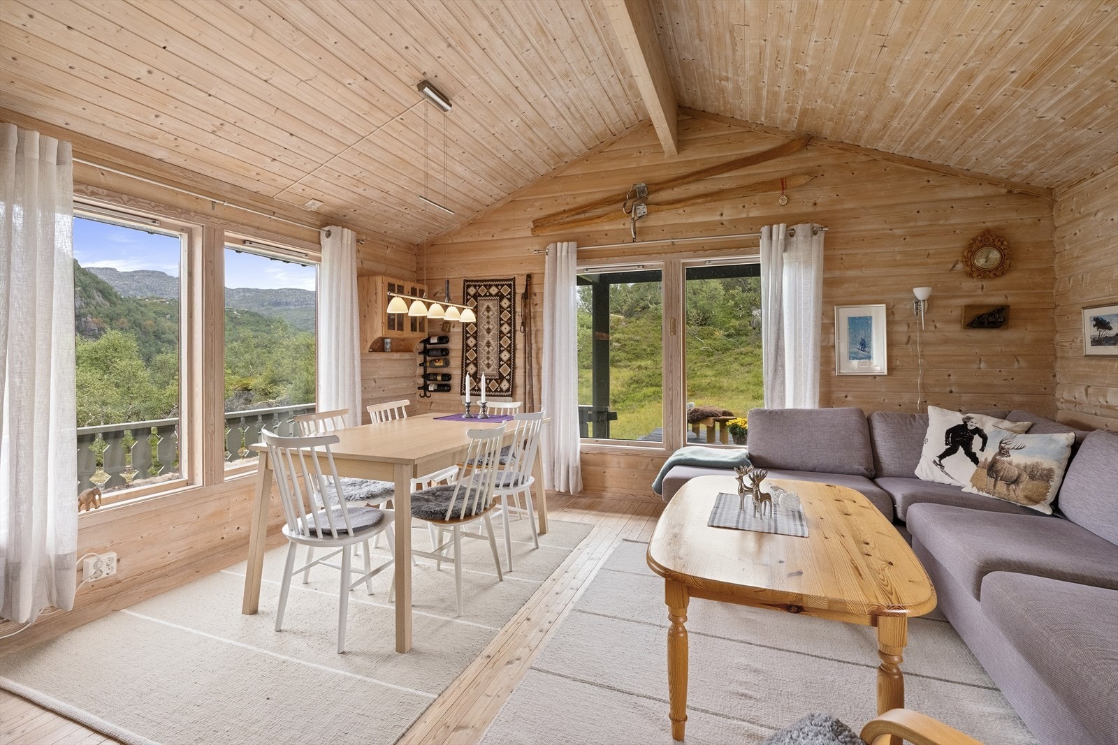 Lys, fin stue med god takhøyde og store vindusflater Galleribilde