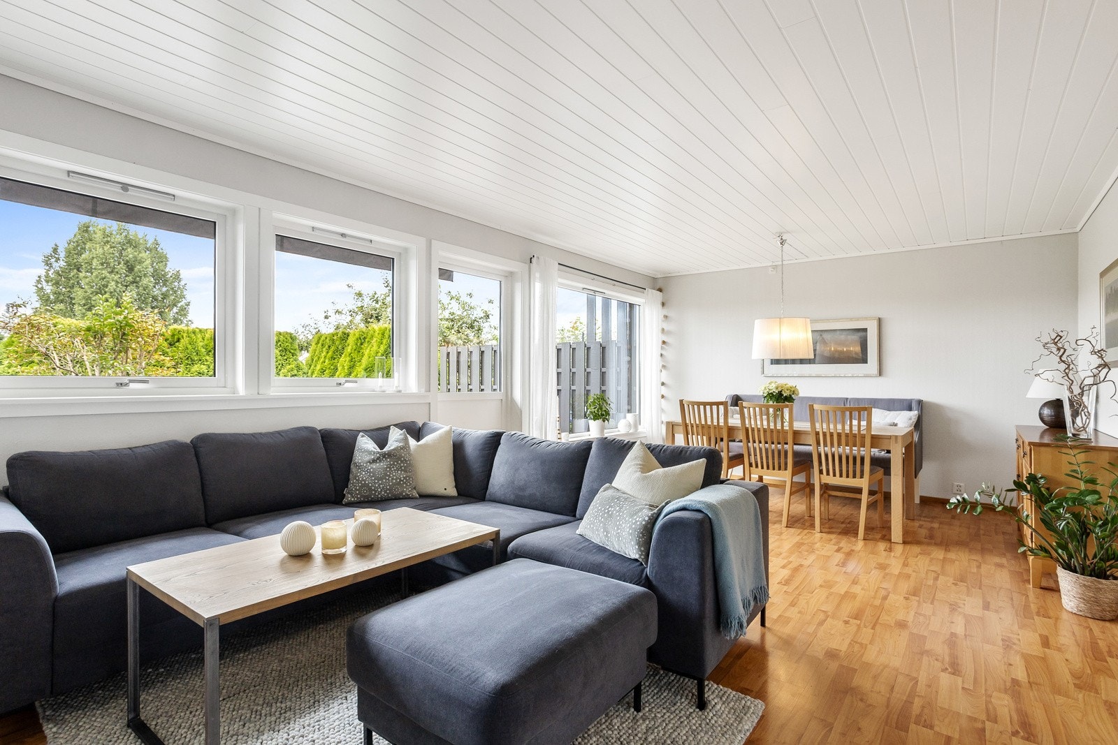 Lys og trivelig stue med utgang til vestvendt terrasse og hage Galleribilde