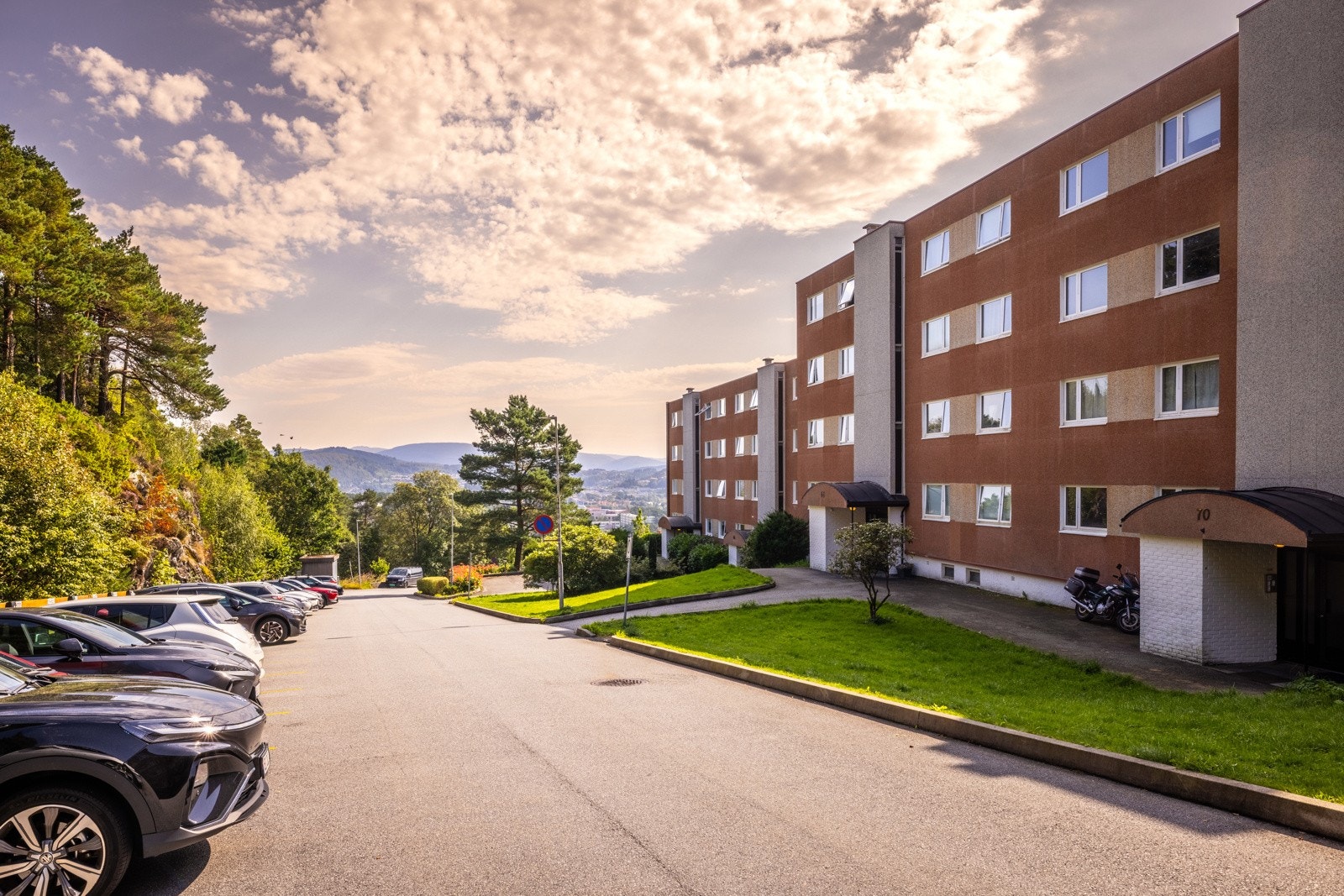 Leiligheten har 2 faste parkeringsplasser - Den ene er like bak leiligheten Galleribilde