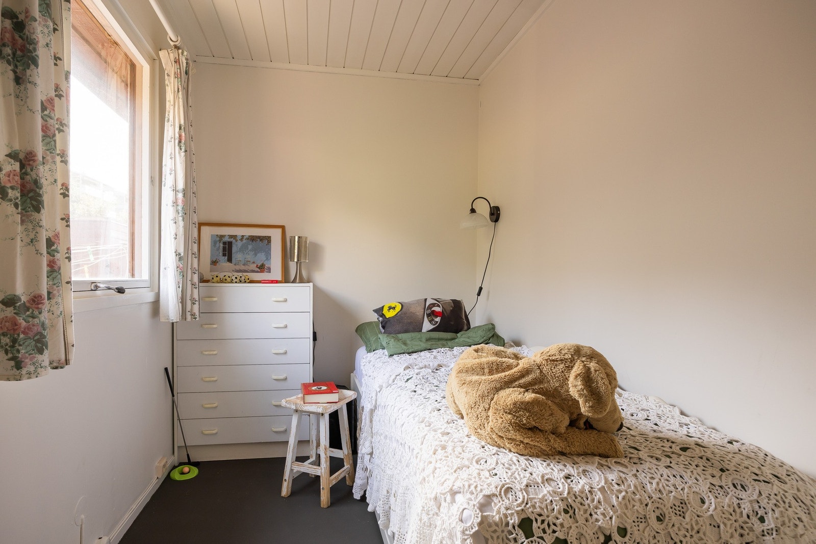 Soverom 2 passer utmerket som barnerom, plassert i 1.etg. Galleribilde