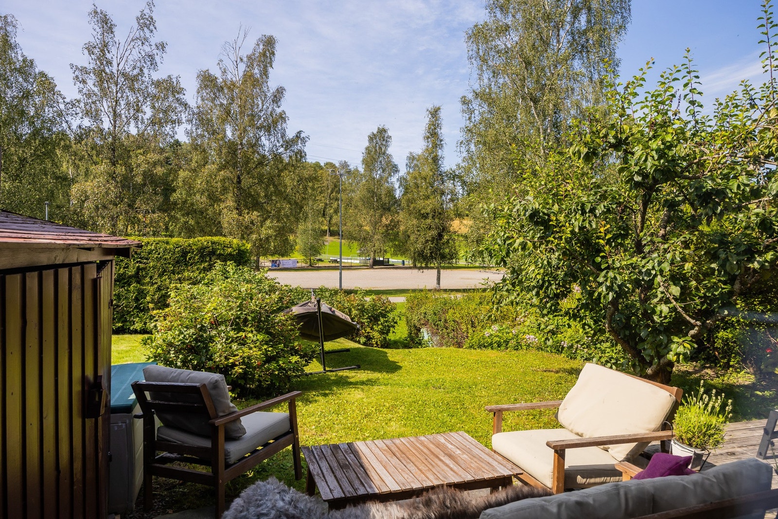 Skjermet hage og markterrasse med svært gode solforhold. Galleribilde