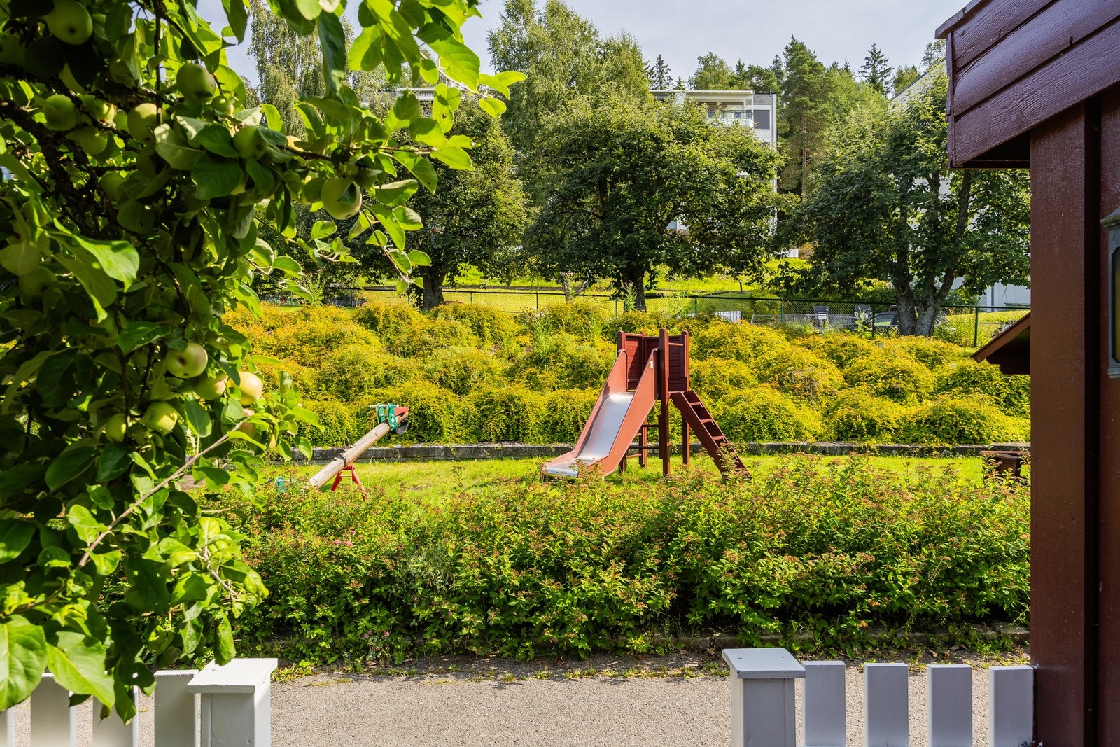 Store, grønne og pent opparbeidede fellesområder. Galleribilde