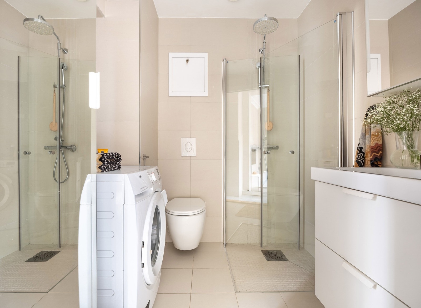Lyst og pent baderom fra 2016 med flislagt gulv med varme og opplegg for vaskemaskin. Galleribilde