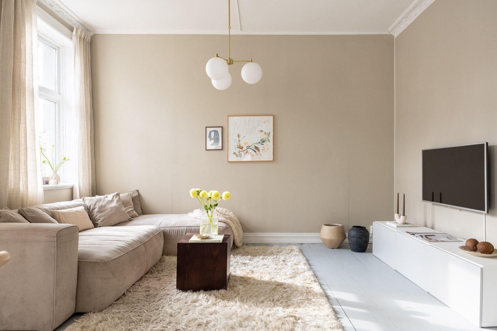 Leiligheten er malt med behagelige og moderne fargetoner. Galleribilde