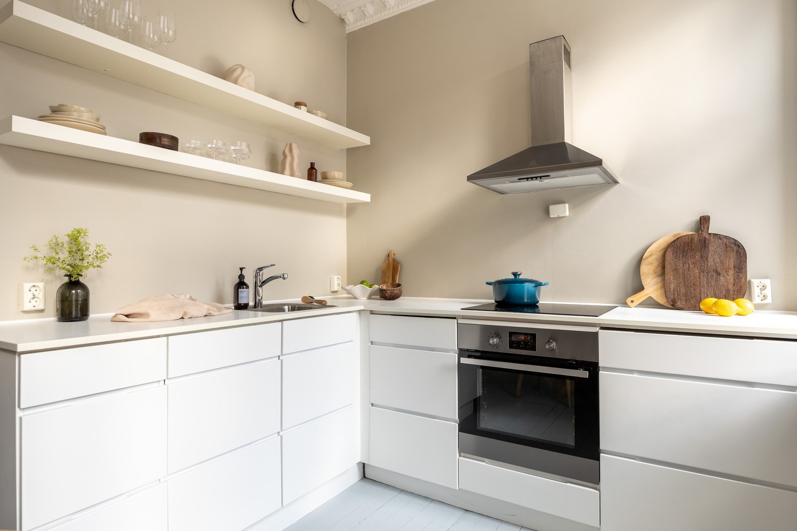 Moderne Kvik kjøkken fra 2014 med lyse glatte fronter og benkeplate av laminat. Galleribilde