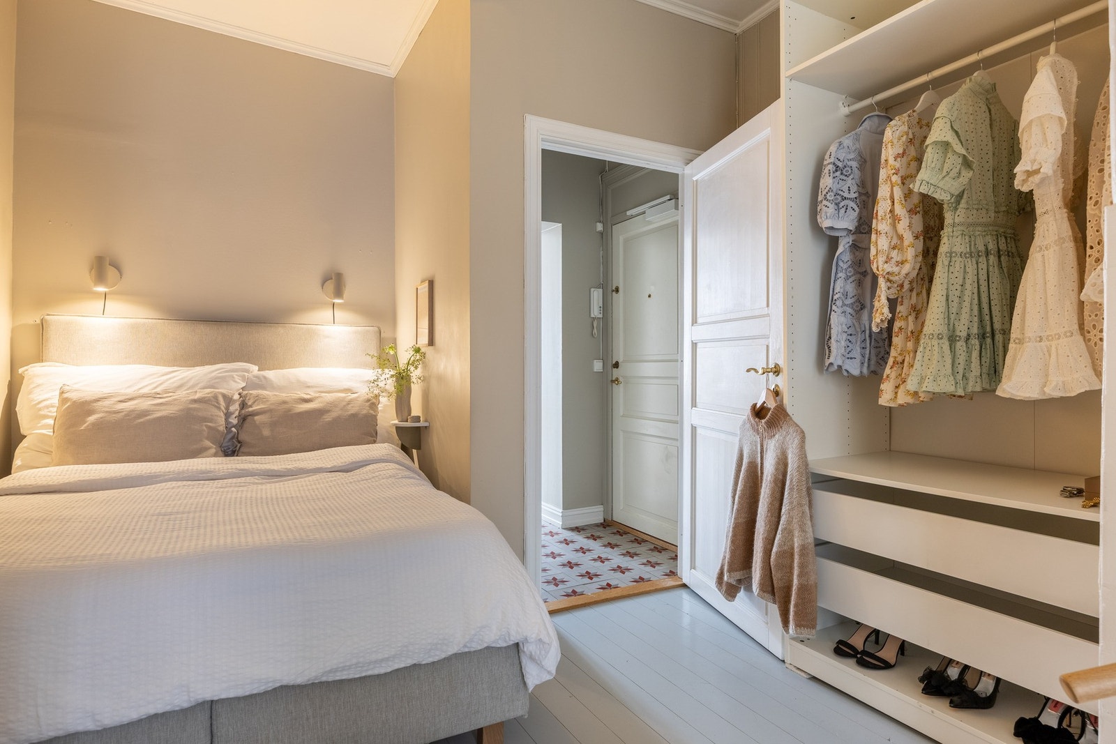 Innredet med stor garderobeløsning, hvor man har gode oppbevaringsmuligheter. Galleribilde