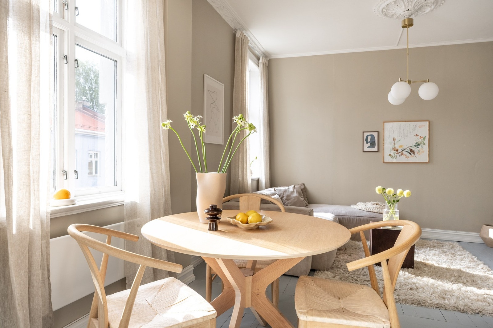 Leiligheten har store vindusflater som slipper inn mye naturlig lys. Galleribilde