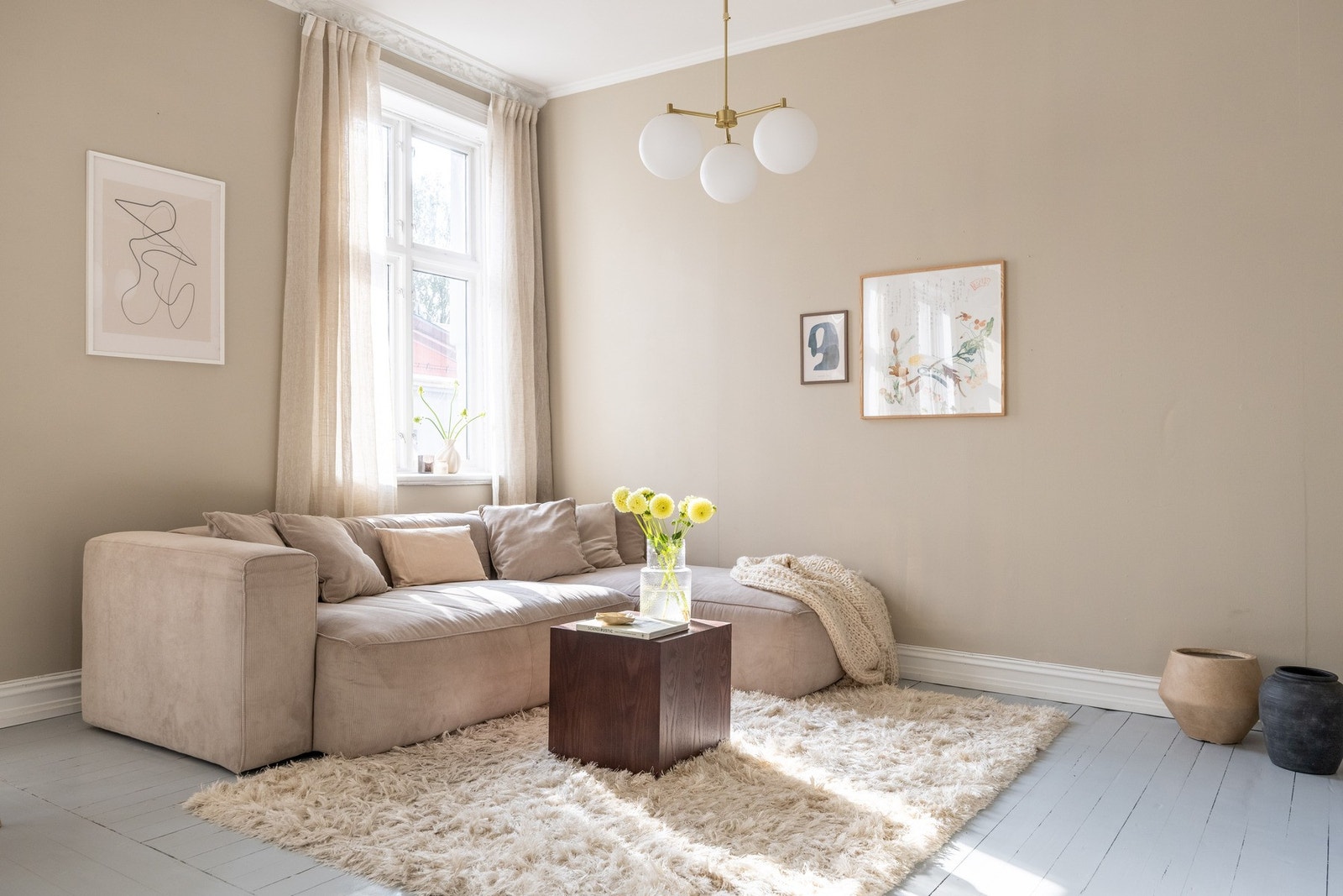 Belagt med malt originalt gulvbord av heltre. Galleribilde