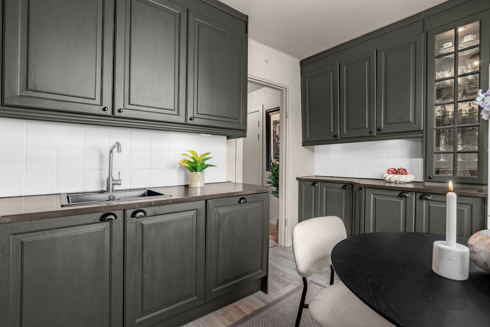 Kjøkkenet ble oppgradert i 2015 med spraylakkerte fronter, benkeplate i laminat og nedfelt kum i kompositt/plast. Galleribilde