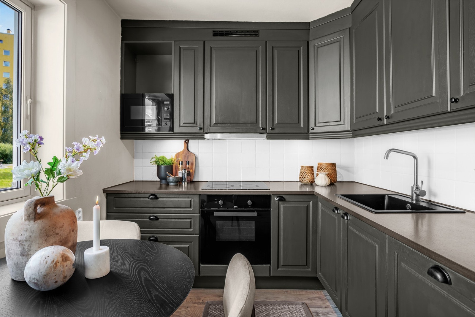 Kjøkkenet har integrerte hvitevarer som keramisk platetopp, stekeovn, mikrobølgeovn, oppvaskmaskin og kjøl/frys (alle hvitevarer kjøkken medfølger). Galleribilde