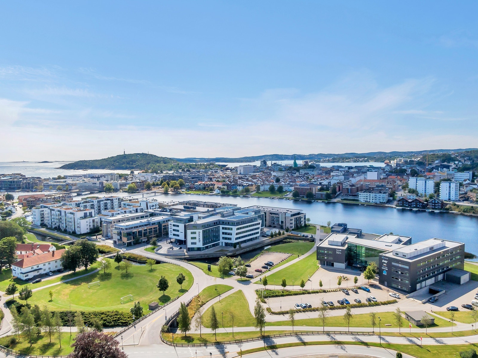 Kjøita Park ligger like utenfor Kristiansand Sentrum, kun få minutters gange til Kvadraturen med den nye broa. Galleribilde