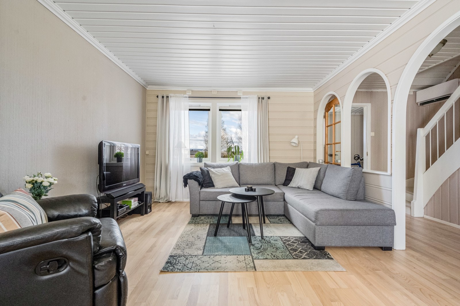 Dette er en bolig med mye potensial, god planløsning og attraktiv beliggenhet. Galleribilde