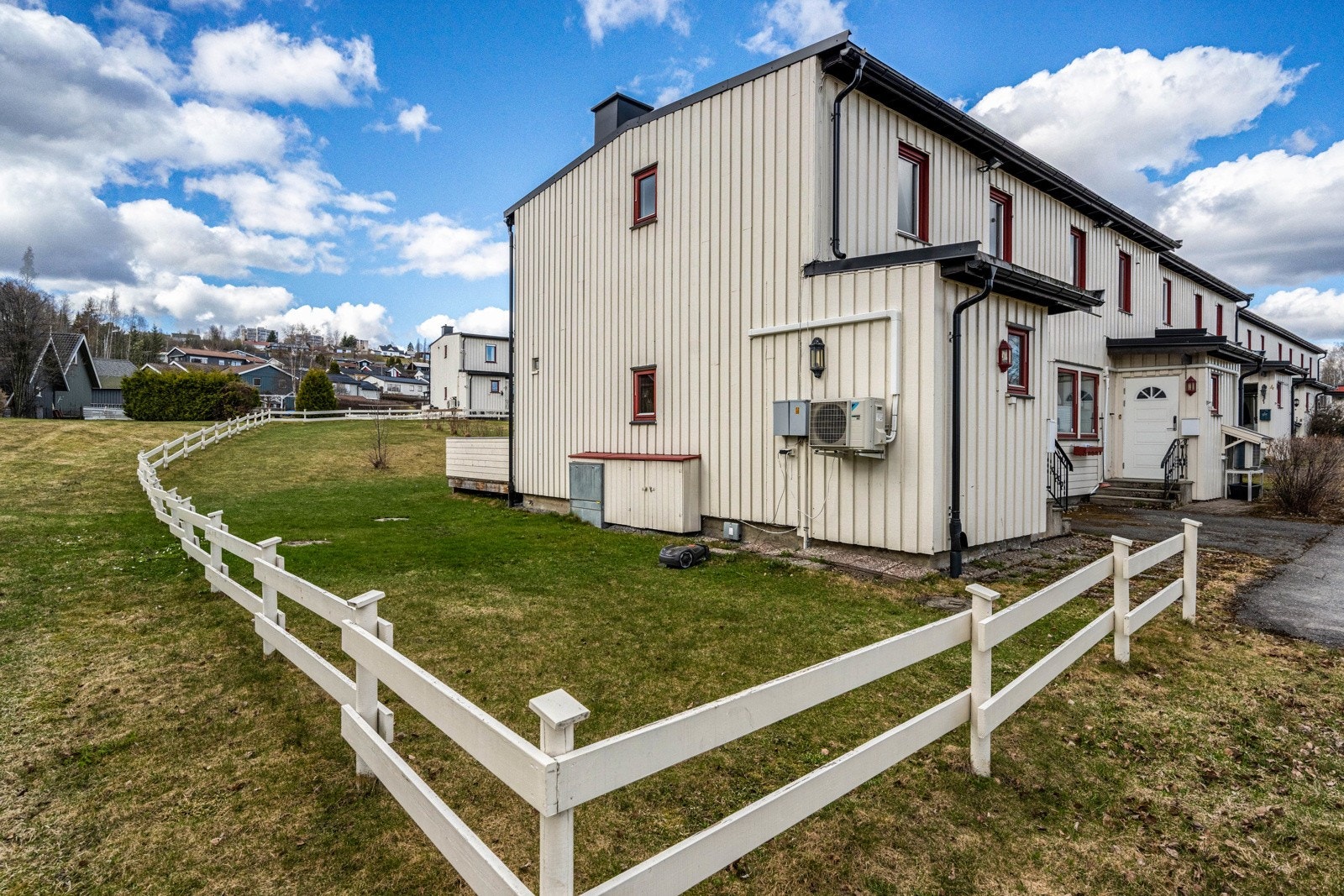 Siden boligen ligger på enden, får man litt ekstra hage. Galleribilde