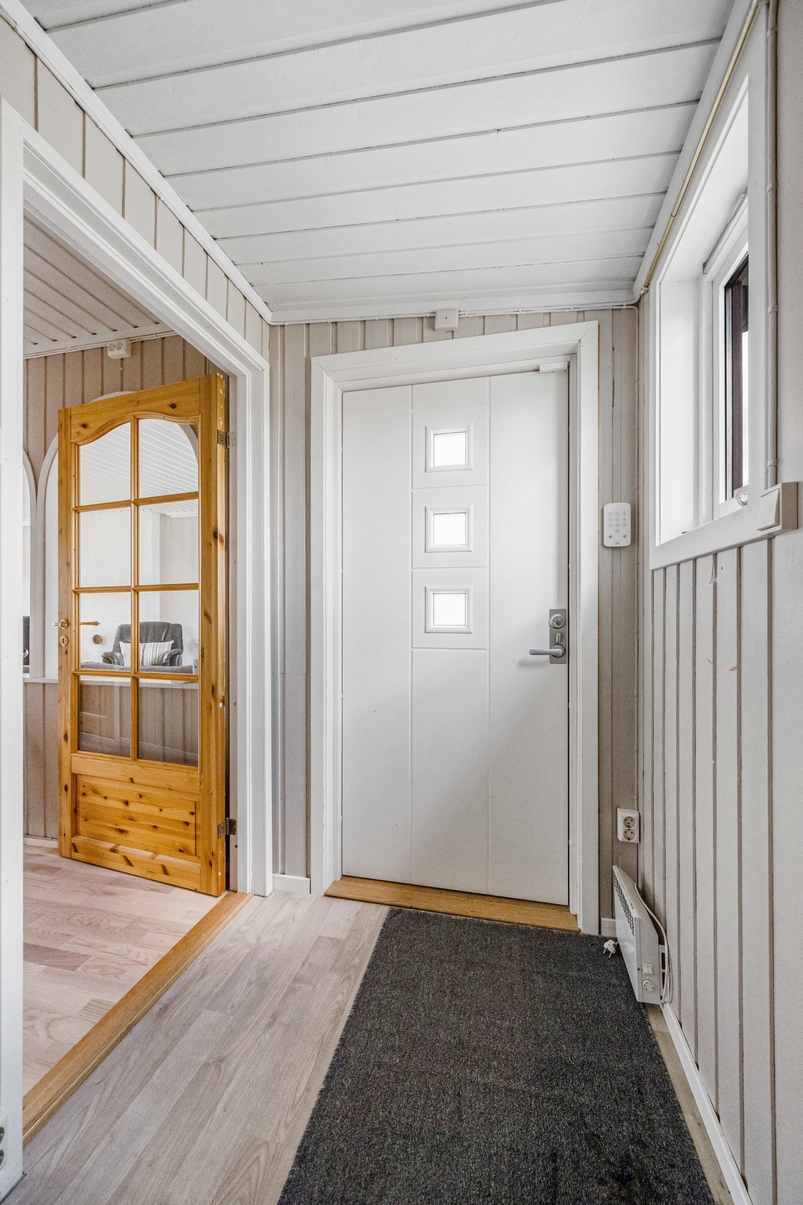 Adkomst til lyst vindfang med plass til oppbevaring av klær og sko. Galleribilde