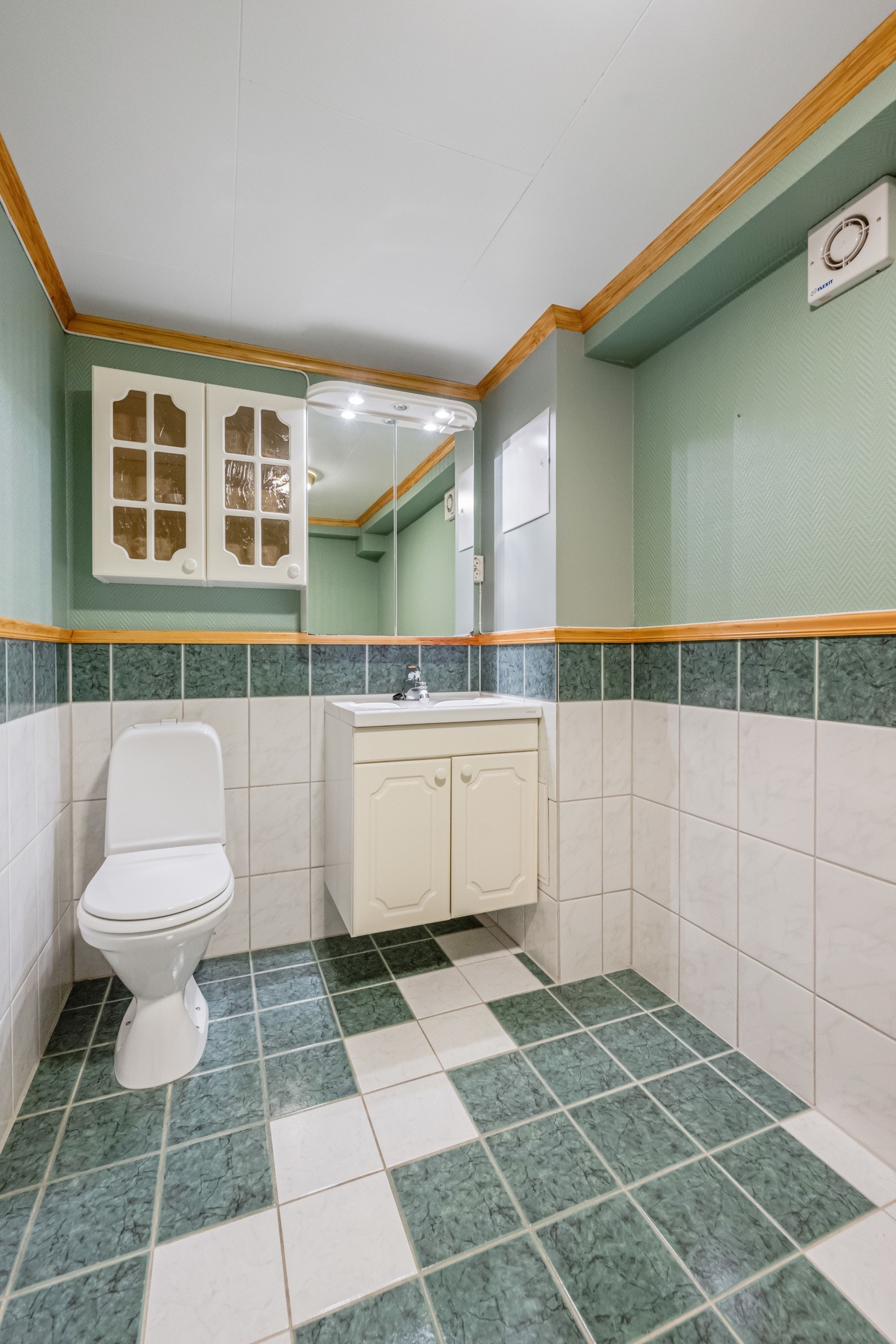 Separat toalettrom i kjeller. Galleribilde