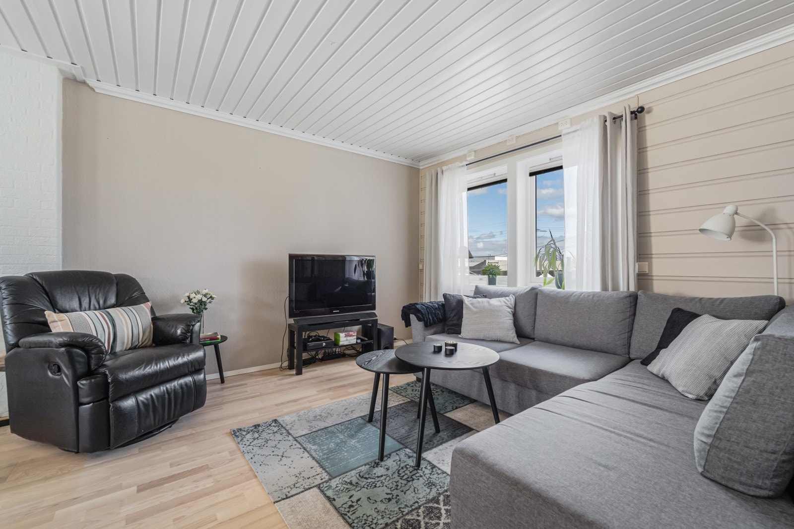 Store vindusflater og gjennomlys gir god romfølelse. Galleribilde