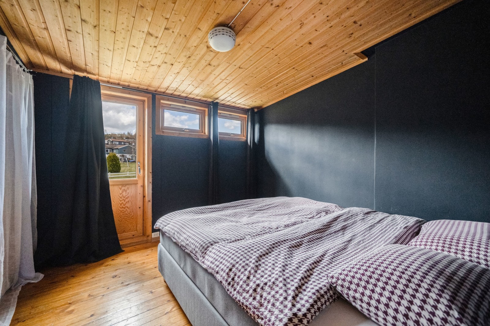 Hovedsoverommet har godt med skapplass, samt god plass til dobbeltseng. Galleribilde