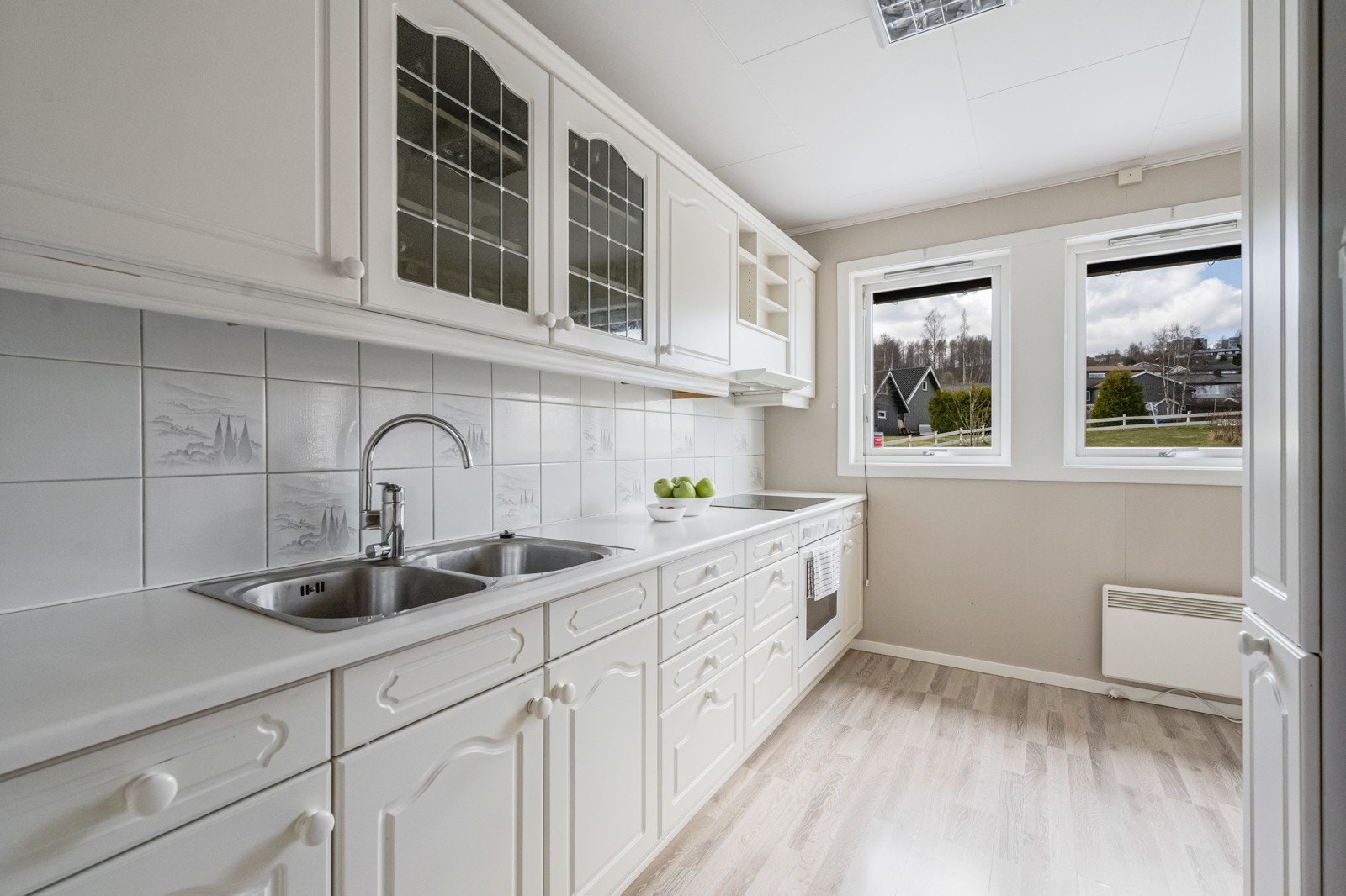 Laminert benkeplate med dobbel kjøkkenkum og 1-greps kjøkkenarmatur. Galleribilde