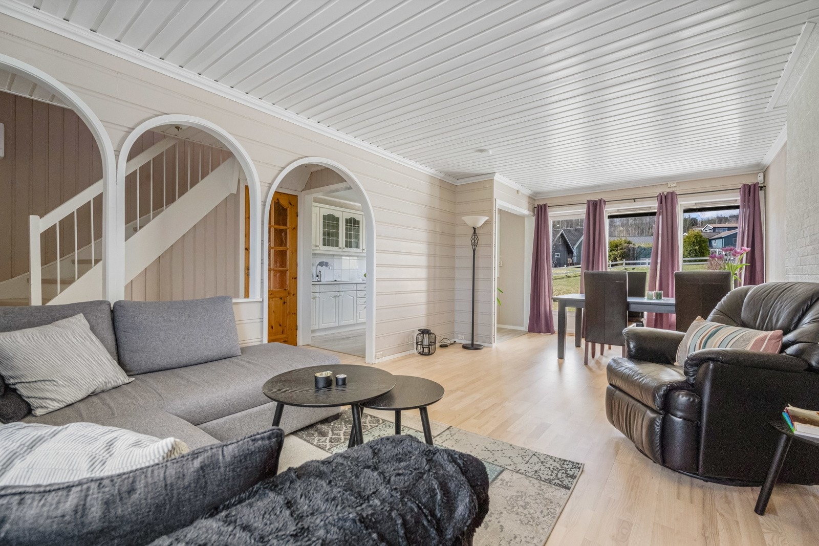 Åpen løsning mot gangen gir en lys og luftig atmosfære i stuen. Galleribilde