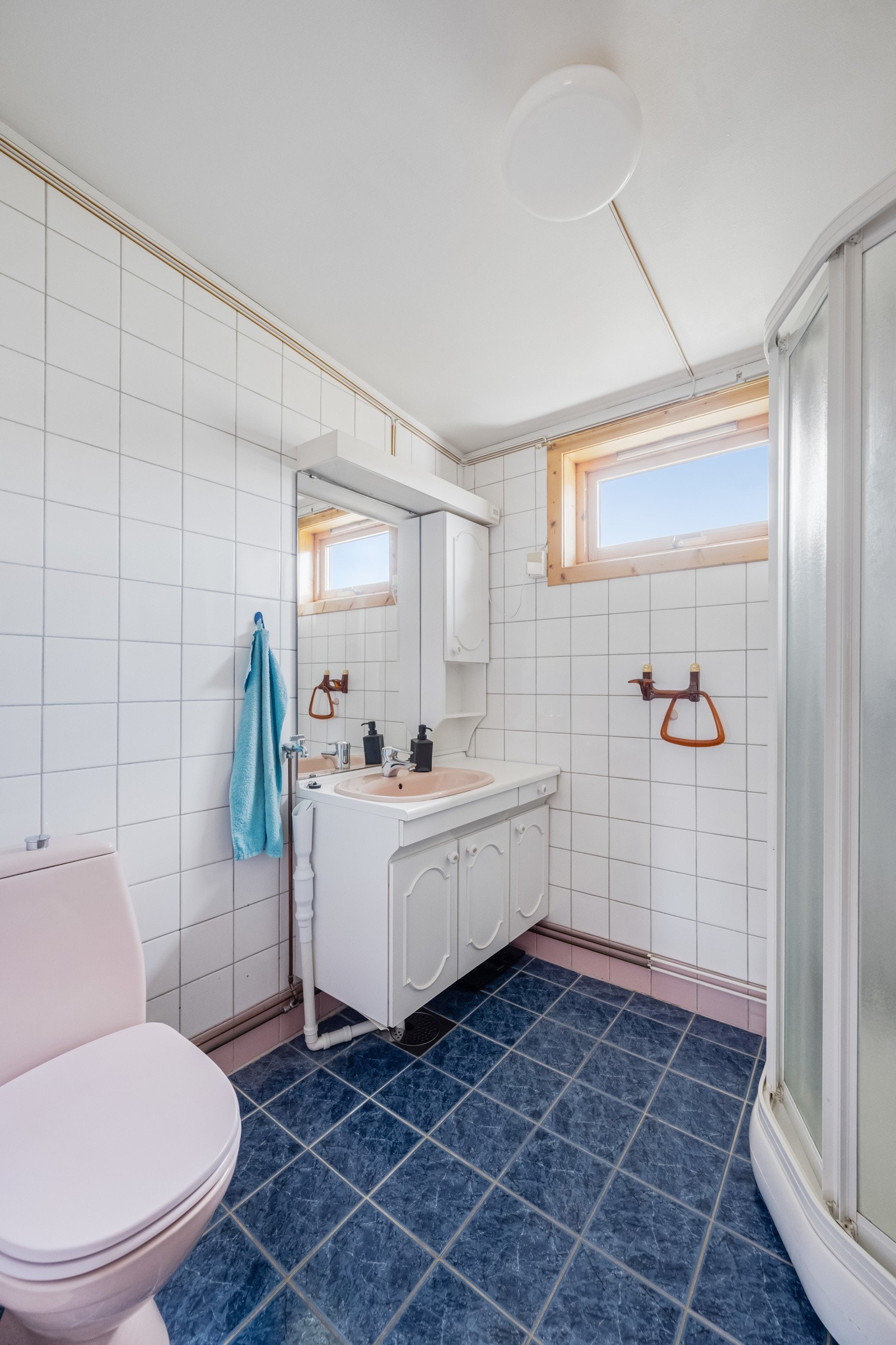 Flisalgt bad innredet med alle nødvendige fasiliteter. Galleribilde