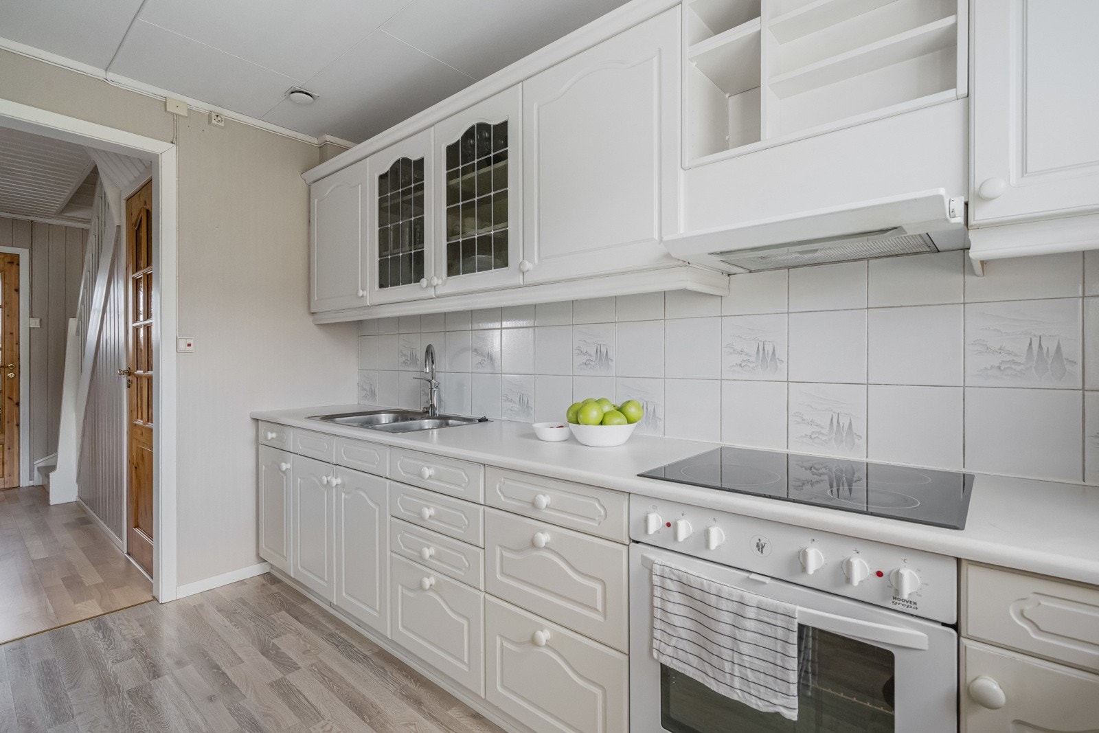 Plass til frittstående komfyr og kjøleskap. Ikke opplegg for oppvaskmaskin. Galleribilde