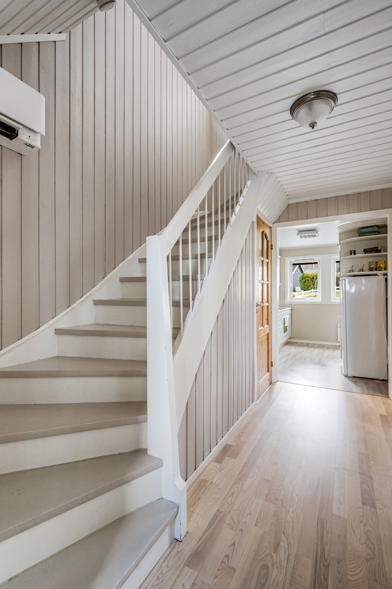 Trapp i treverk mellom etasjene. Galleribilde