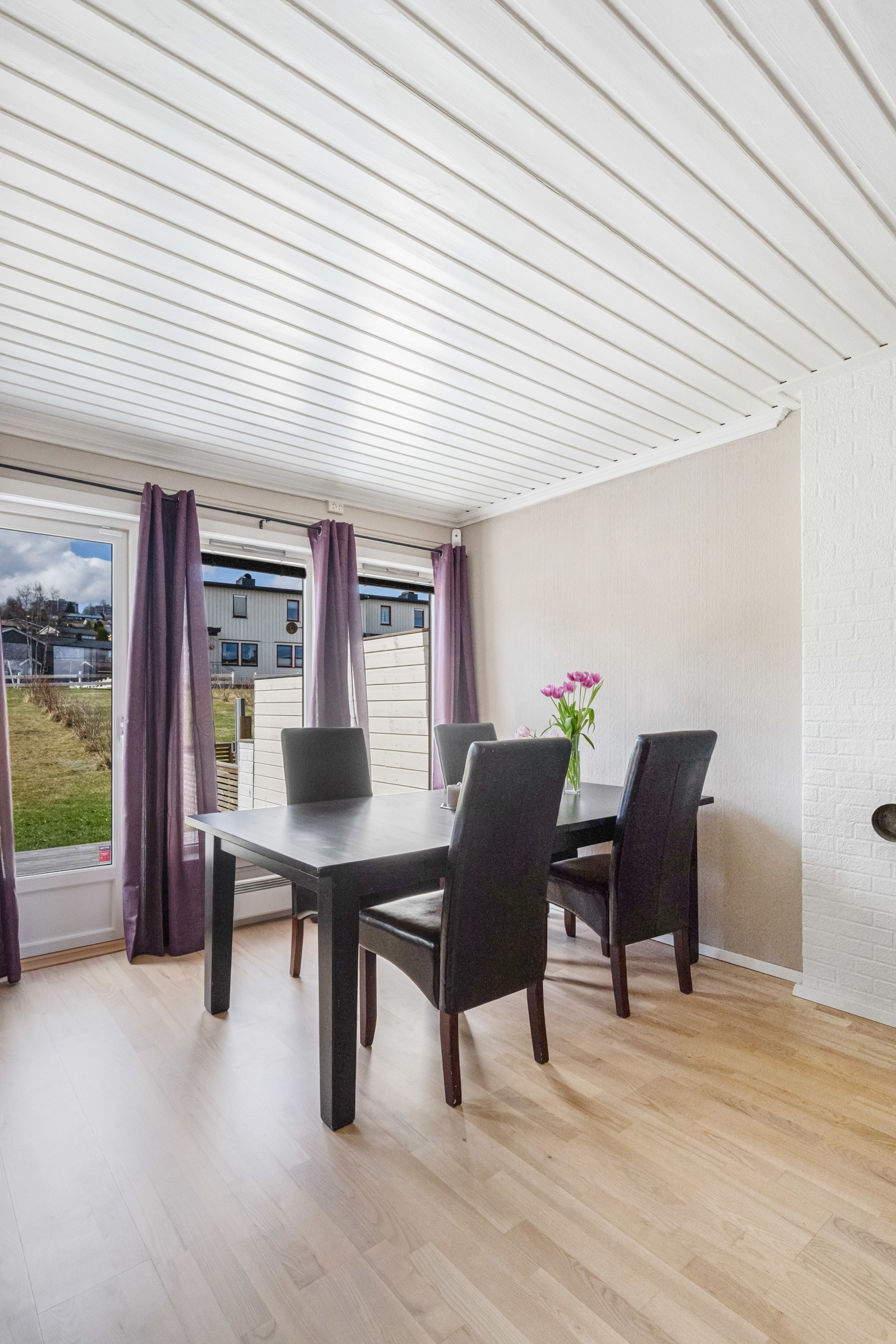 Boligen varmes opp med strøm. Mulighet for å innstallere vedovn på stue. Galleribilde