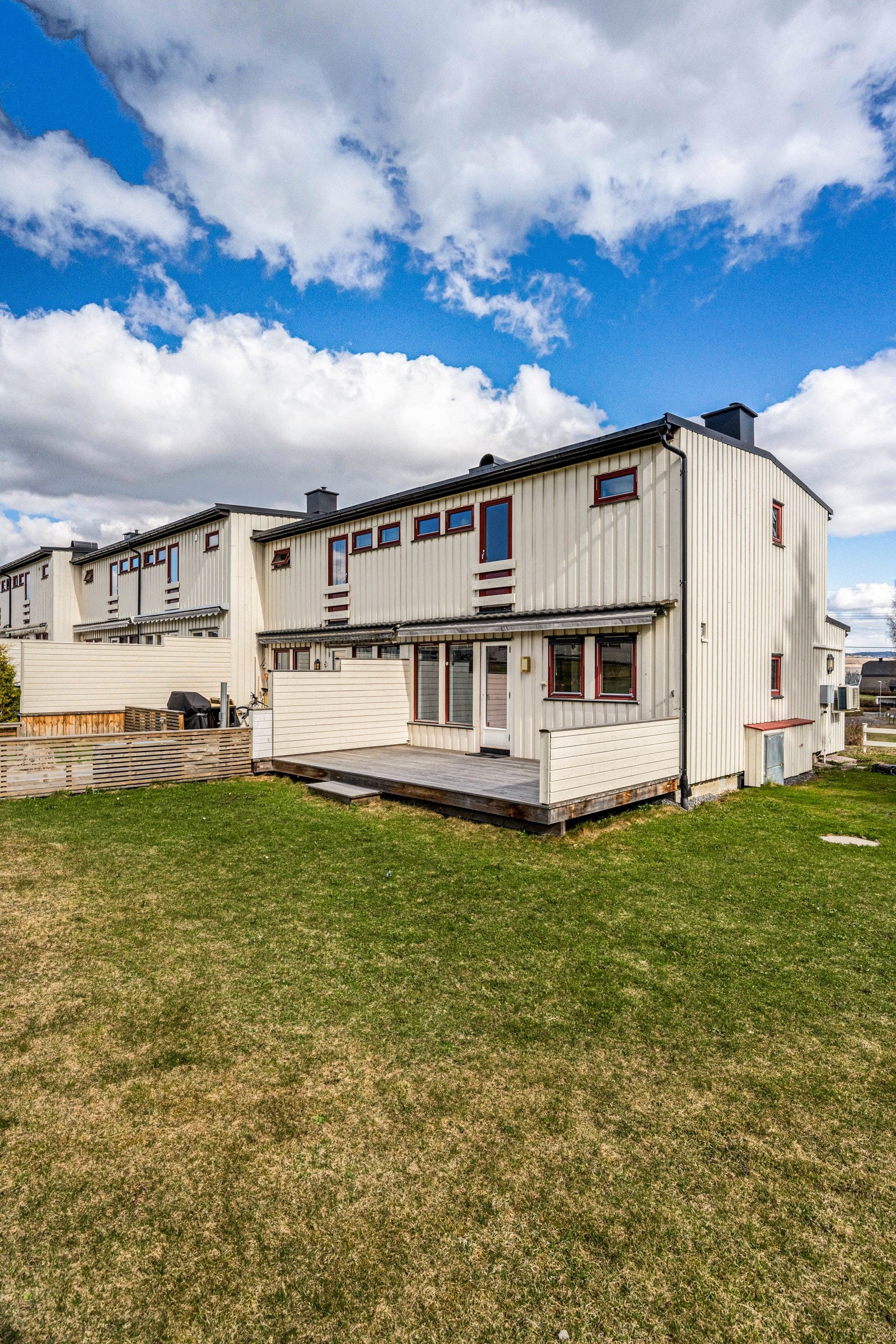 I tillegg er det etablert en koselig uteplass med utgang fra stuen. Galleribilde