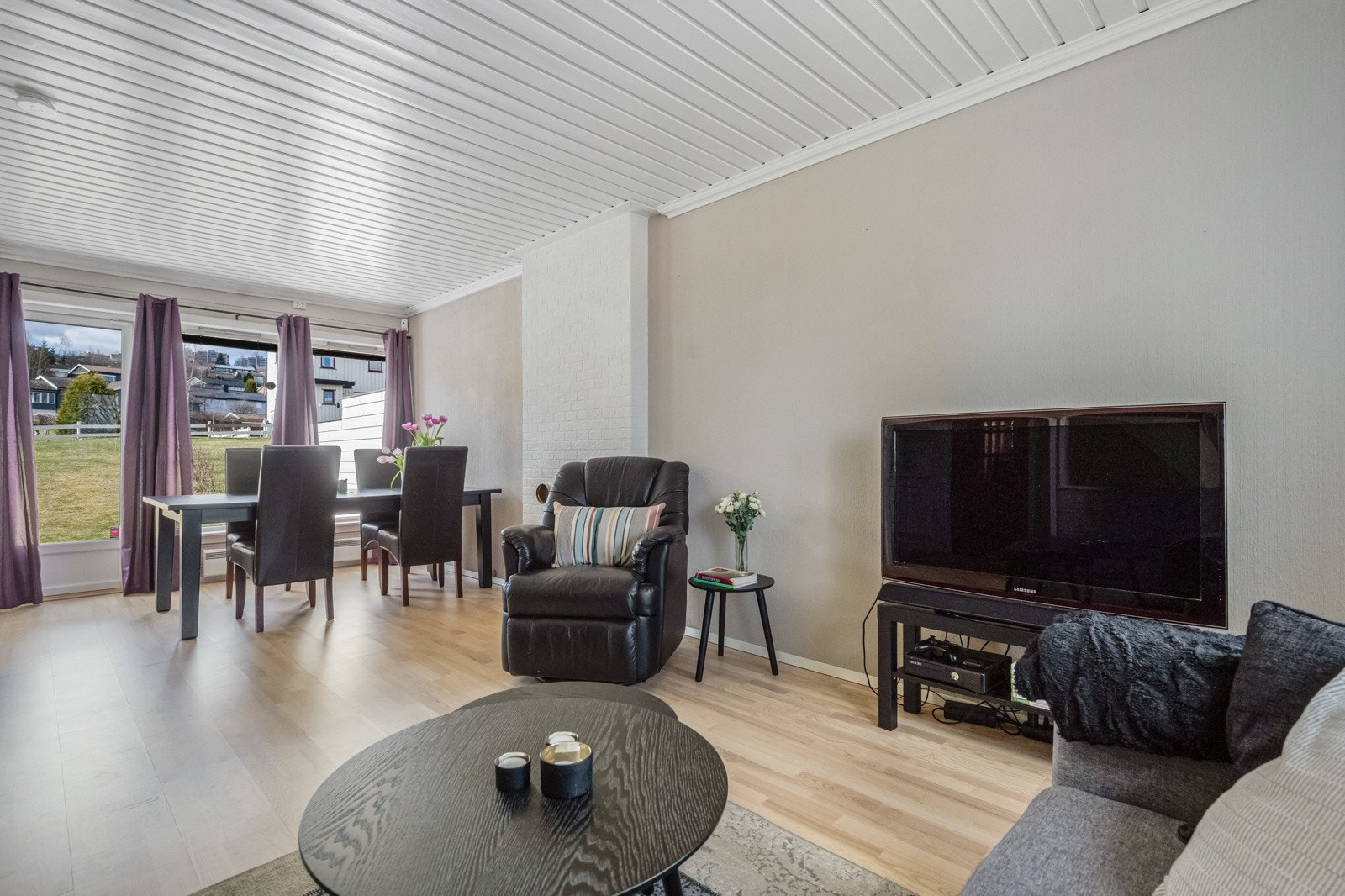 Fra stuen er det utgang til terrasse mot vest. Galleribilde