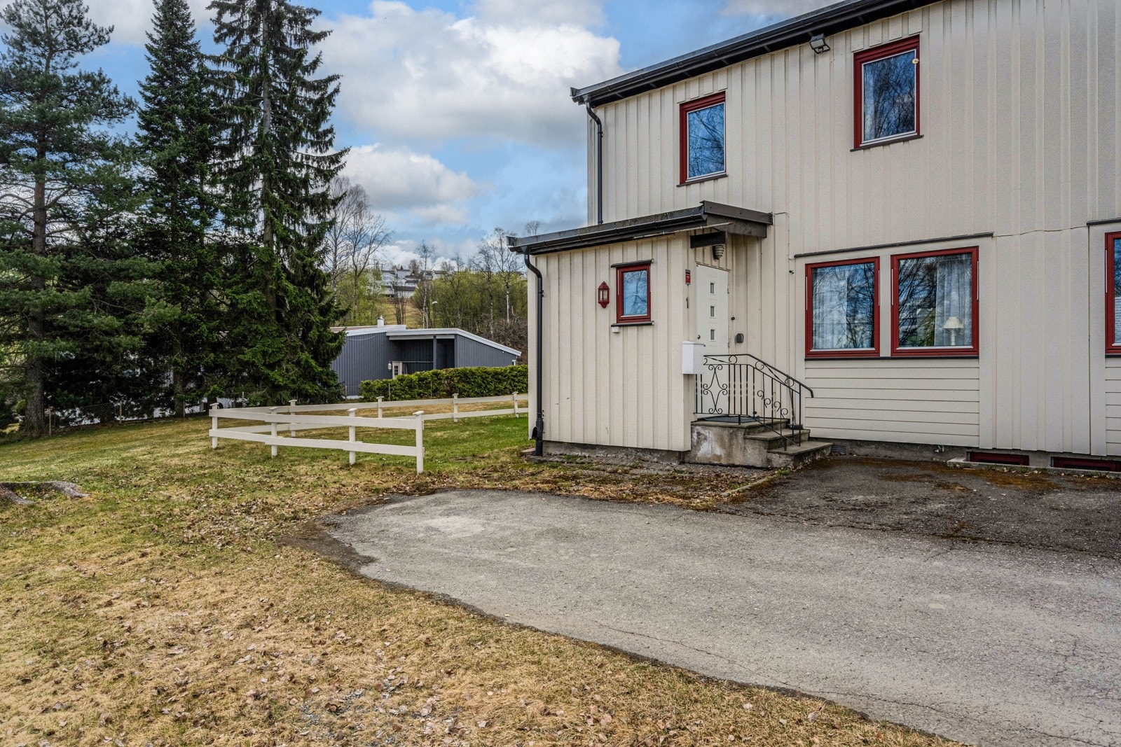 Kirkebyskogen 1 er et trygt og rolig boområde som passer perfekt for barnefamilier, førstegangskjøpere eller deg som bare ønsker fredelige omgivelser med nærhet til både natur og byliv. Galleribilde