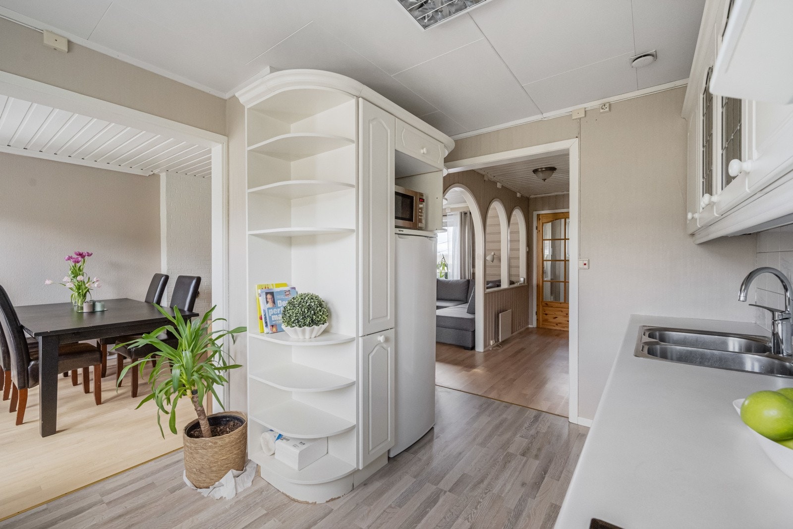 Kjøkkenet har lys innredning med god skap- og benkeplass. Galleribilde