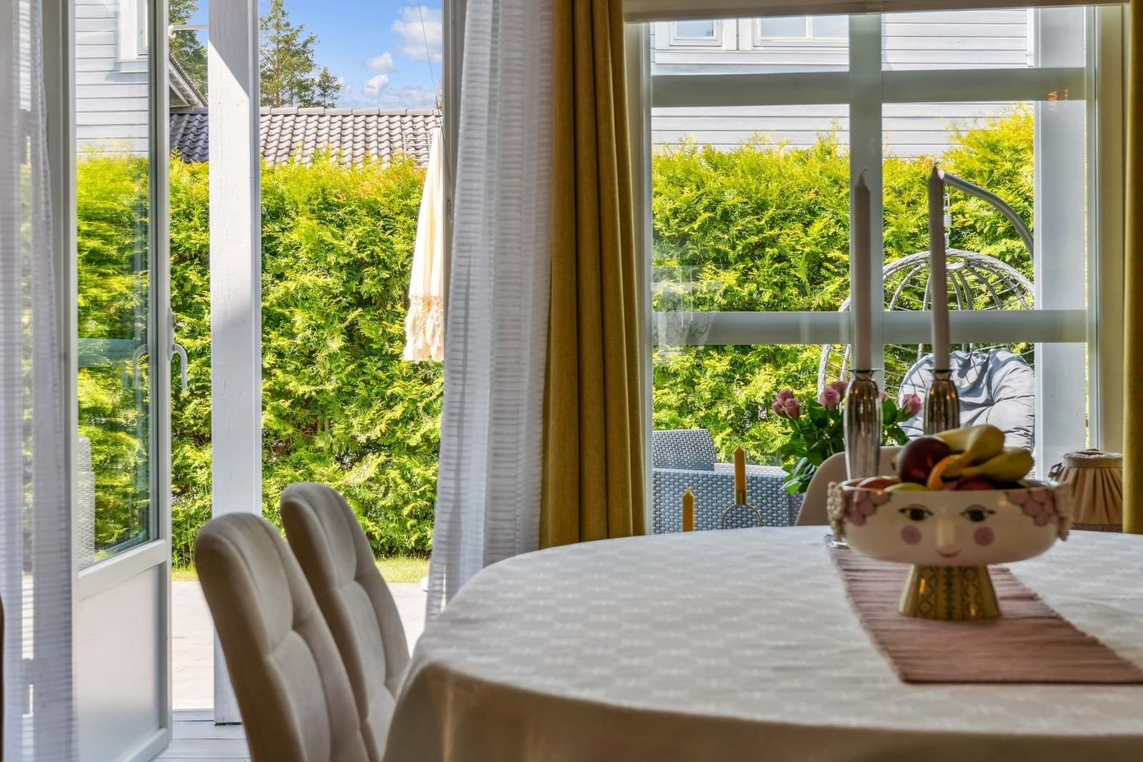 Fra stua har man direkte adkomst til boligens terrasse Galleribilde