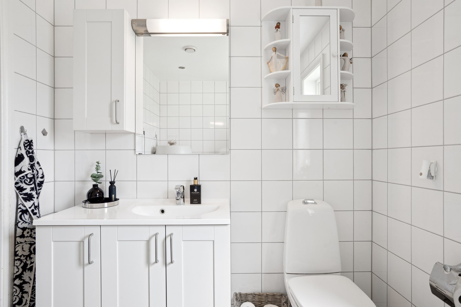 Våtrom/Vaskerom i 1. etasje. Badet har flislagte vegger og gulv, med varmekabler i gulvet. Galleribilde
