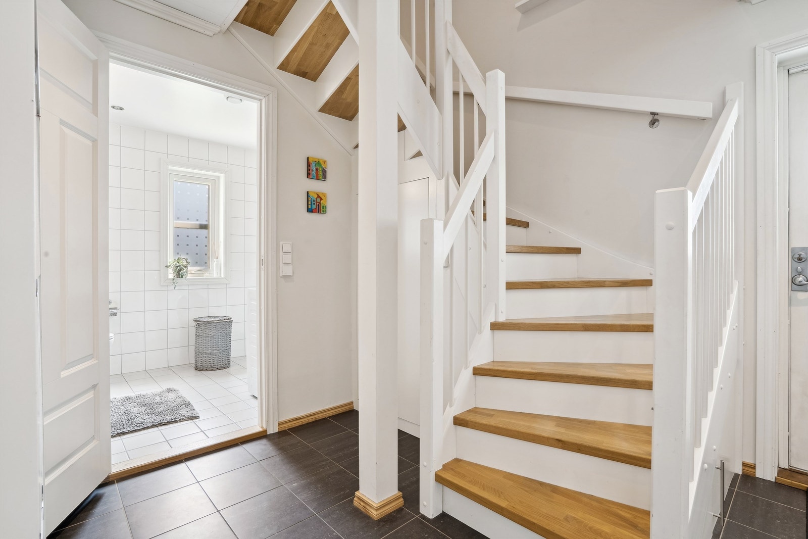 Fra entreen/hall kommer man seg til bad/vaskerom, og opp til boligens andre etasje. Galleribilde
