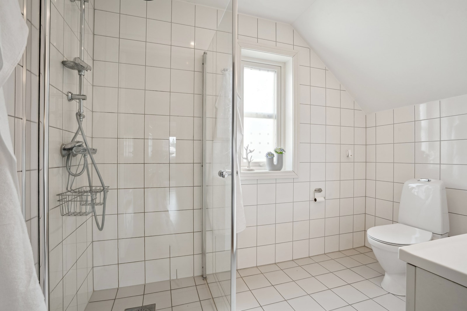 Bad i 2. etasje. Flislagte vegger og gulv med varmekabler, og malte flater i himling og downlights Galleribilde