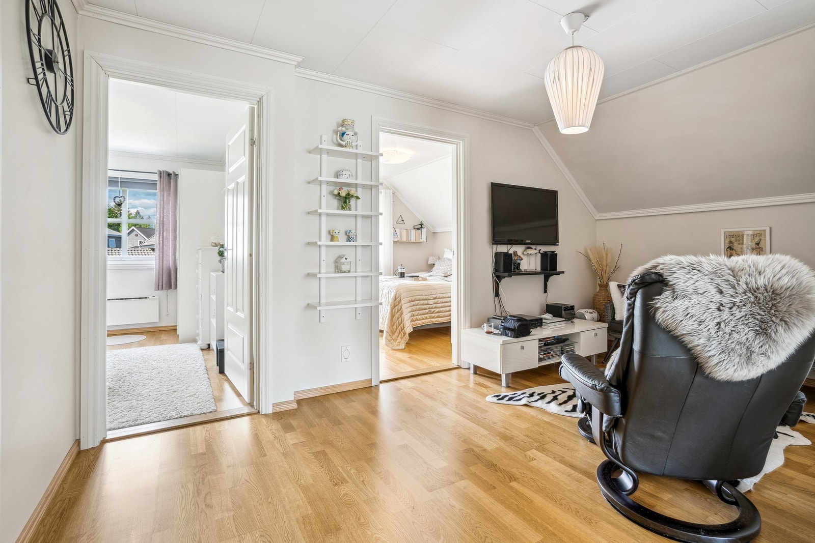 I boligens andre etasje har man tre gode soverom, bad og en hyggelig loftstue, i tillegg til en innebod Galleribilde