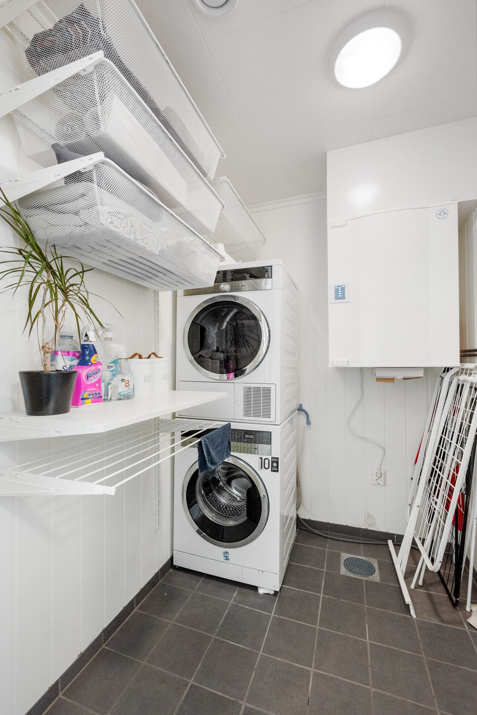 Teknisk rom/bod har opplegg for vaskemaskin. Det er også varme i gulv her. Galleribilde