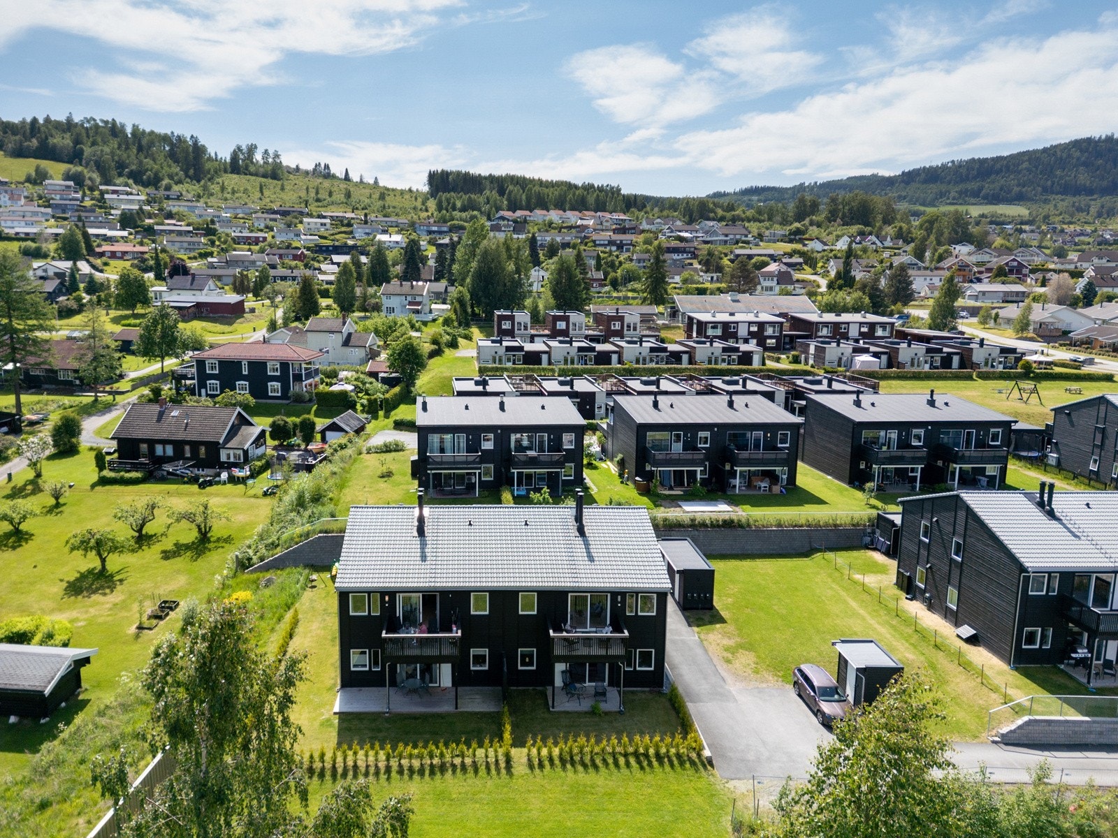 Her bor du sentralt med gangavstand til forretninger, skoler, idrettsanlegg, travbane, båthavn m.m. Galleribilde
