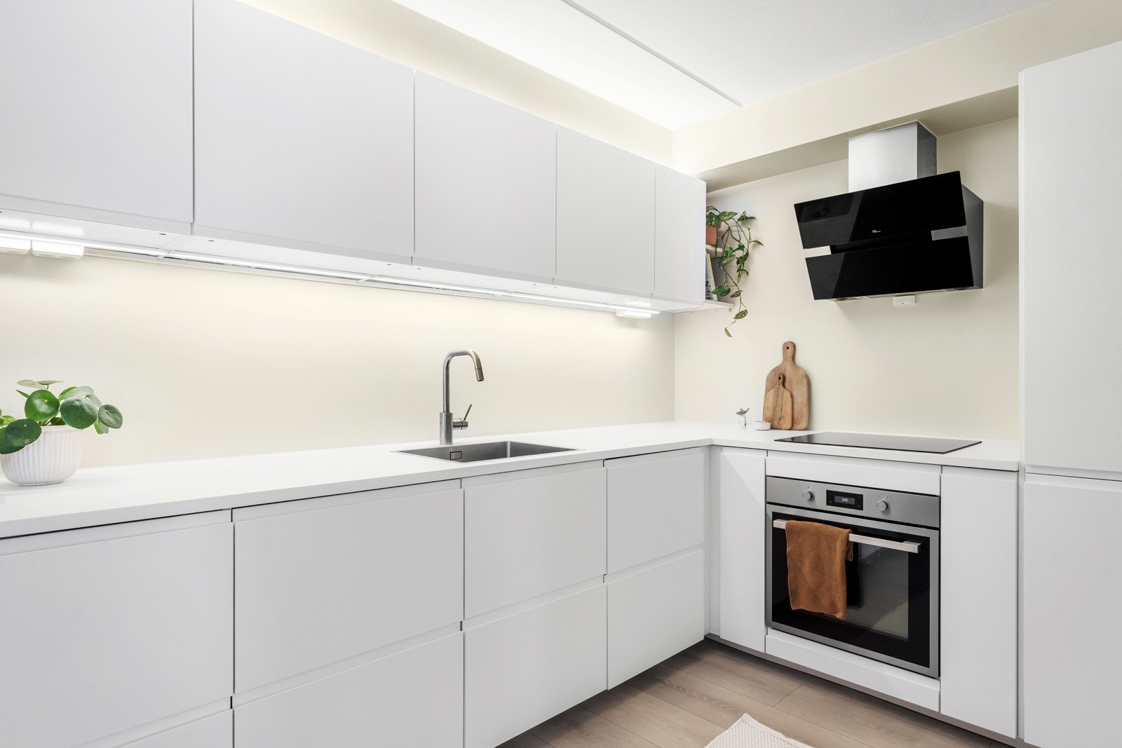 Integrerte hvitevarer og god skap- og benkeplass for matlaging og oppbevaring Galleribilde