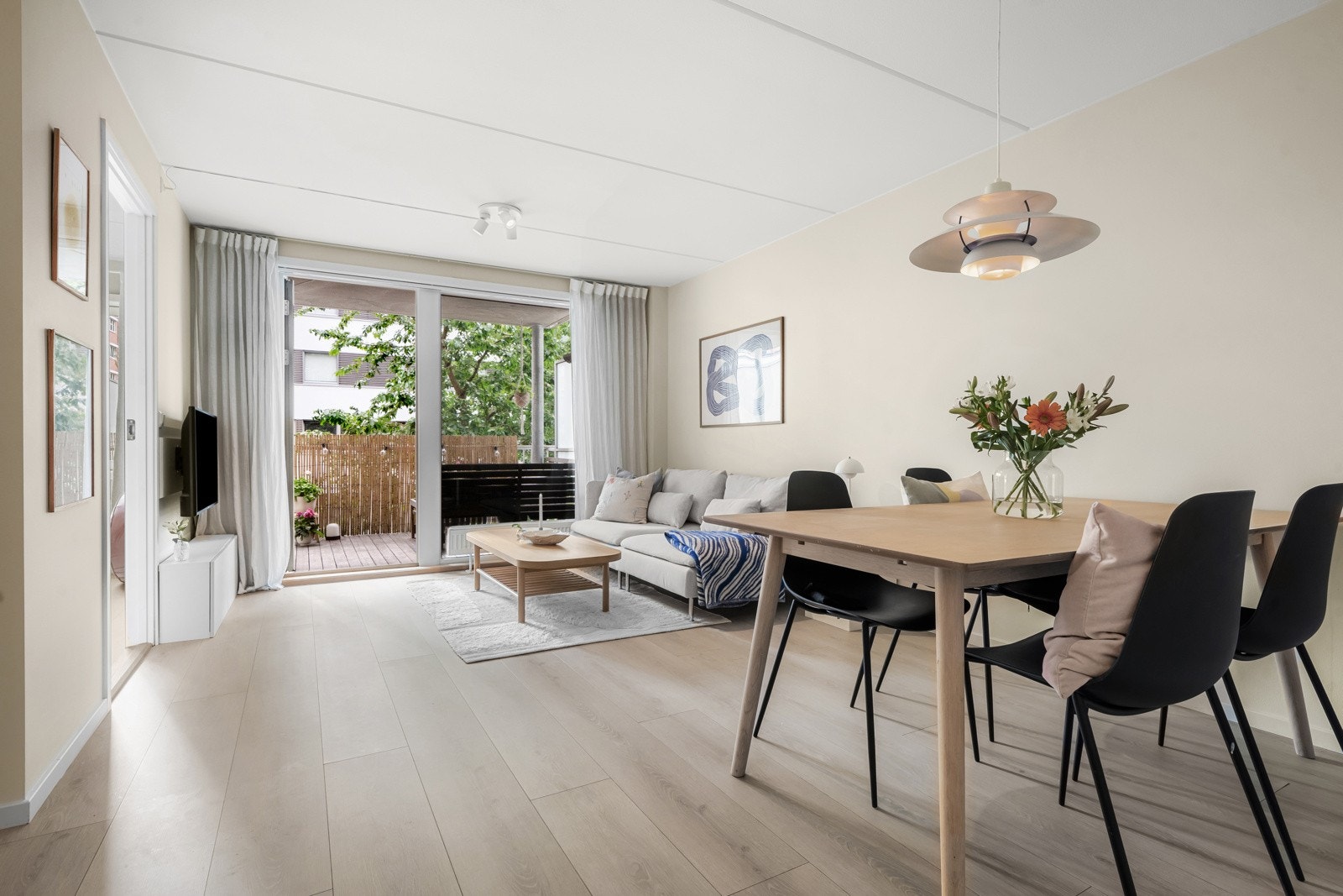 Lys og luftig stue med store vindusflater fra gulv til tak som skaper godt med lysinslipp. Rommet har god plass til både spisegruppe og sofa med tilhørende møbler. Galleribilde