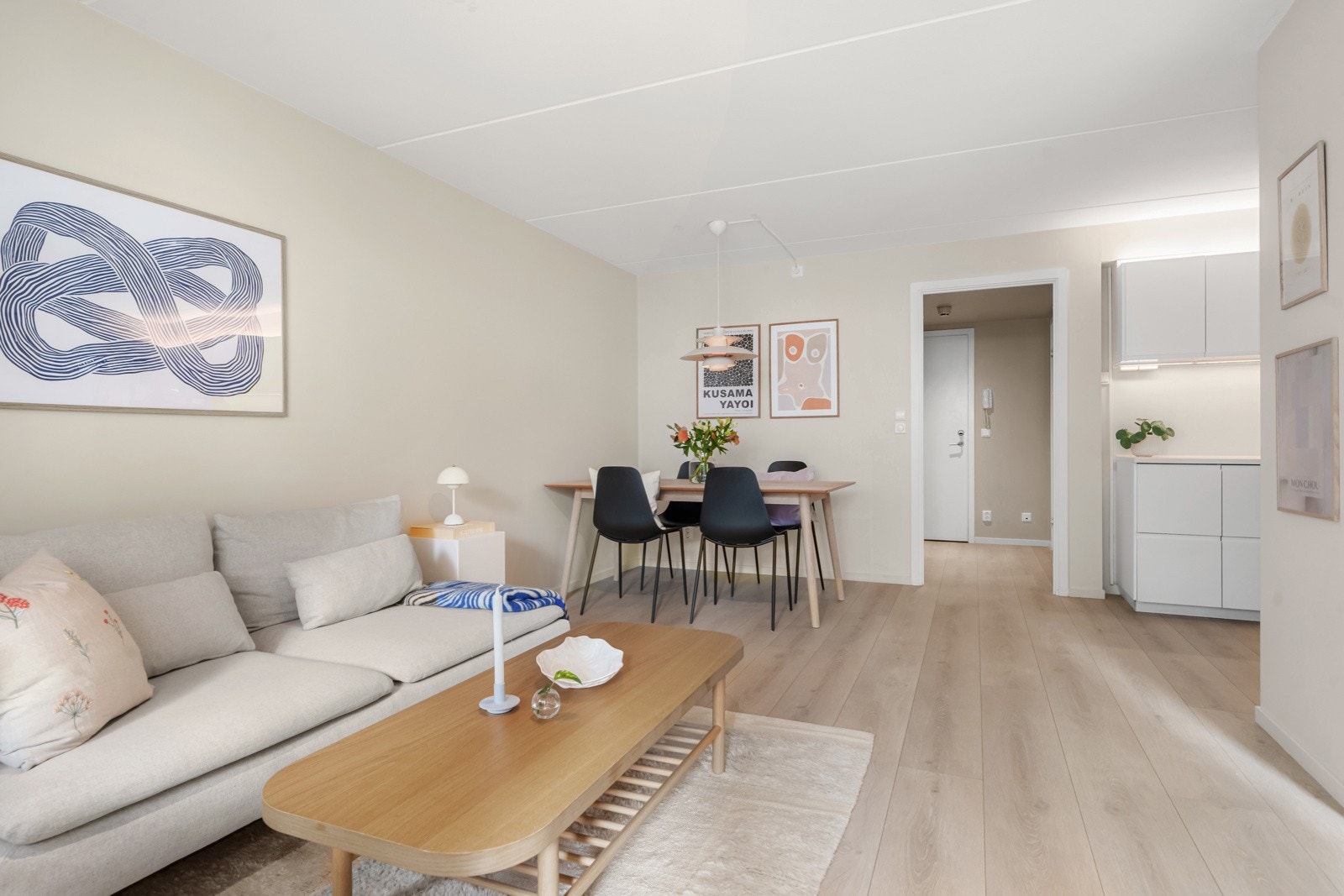 Stuen er i en åpen og lys løsning med rikelig mengde rom for både sofa- og spisegruppe Galleribilde