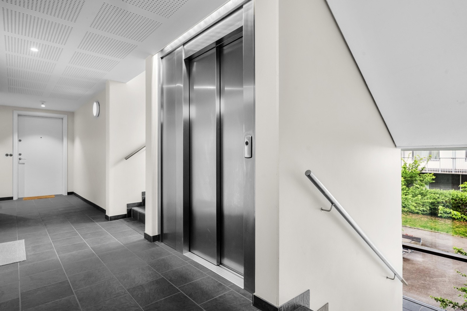 Enkel adkomst til leiligheten med heis Galleribilde