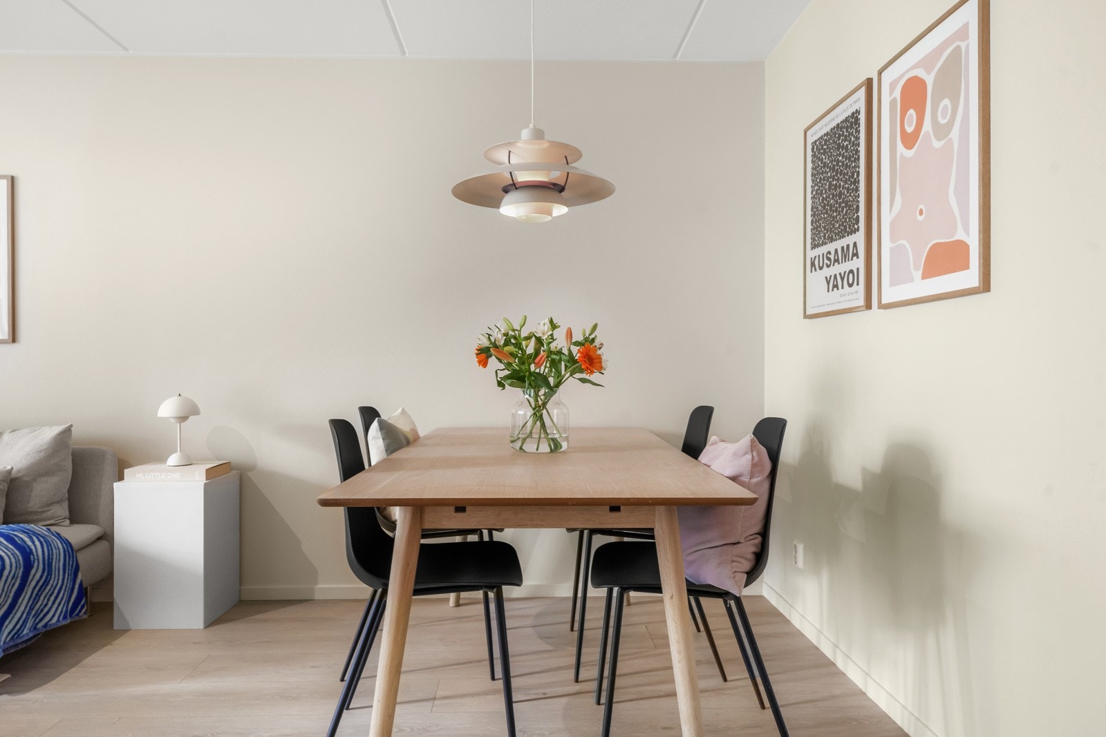 I enden av stuen har du rom for langbord Galleribilde