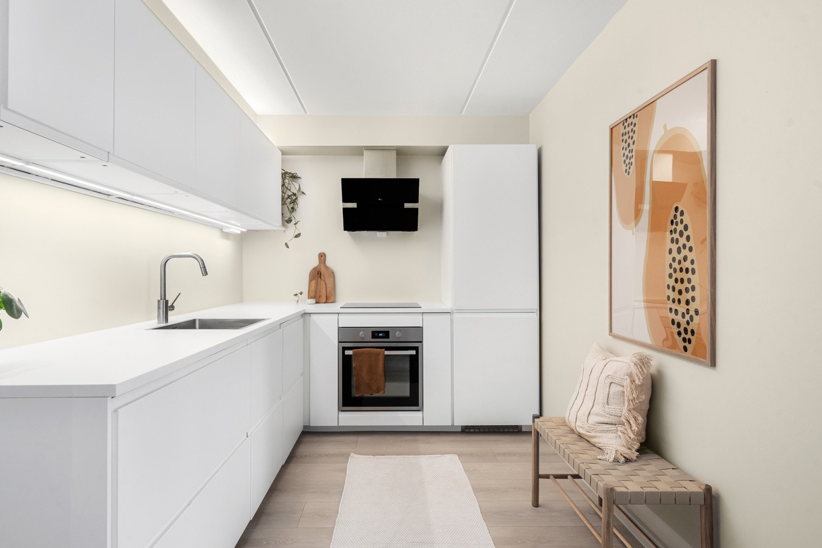 Lekker kjøkkeninnredning fra 2019. Slette, hvite, grepsfrie fronter og overskap med benkebelysning Galleribilde