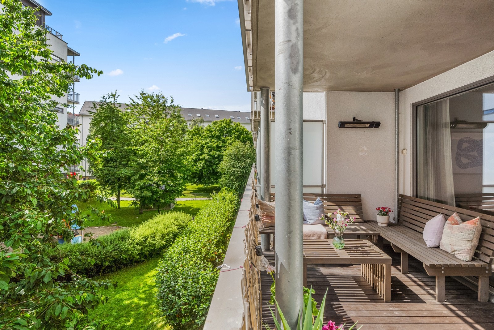 Balkongen størrelse gir en rekke møbleringsmuligheter etter ønske og behov Galleribilde