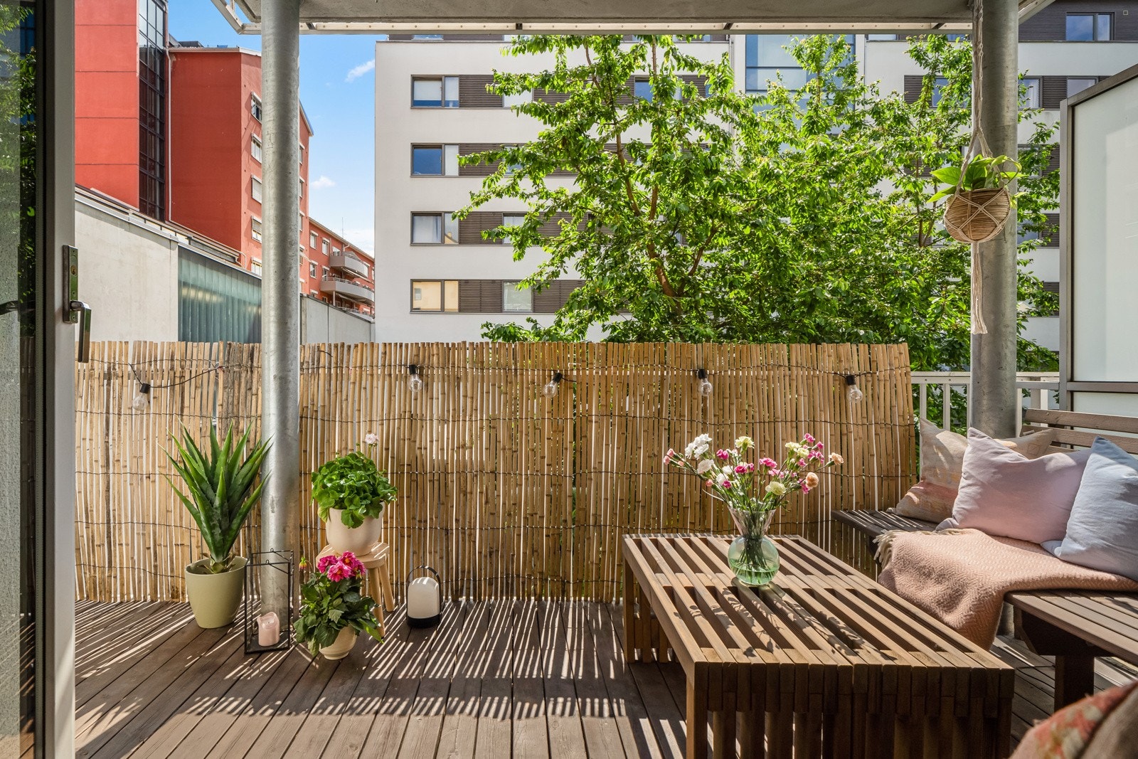 Fra stuen har du utkomst til stor og solrik balkong Galleribilde