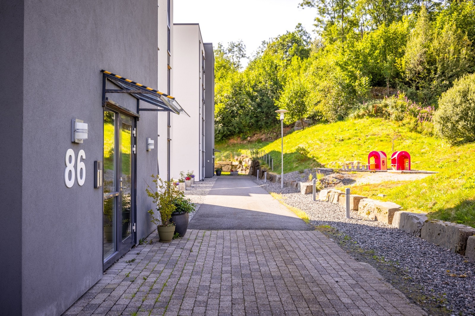 - Velstelte fellesarealer med fine plenområder og frodig beplantning - Galleribilde