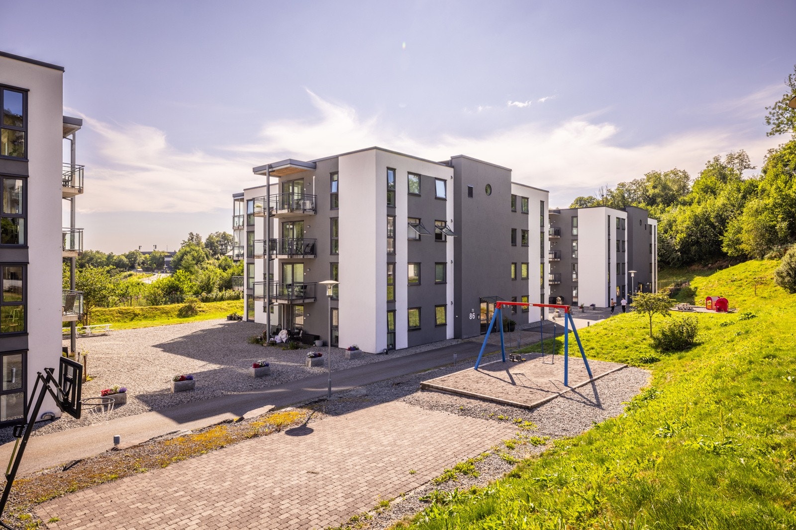 - Trygge og barnevennlige omgivelser med lekeplass like ved boligen - Galleribilde