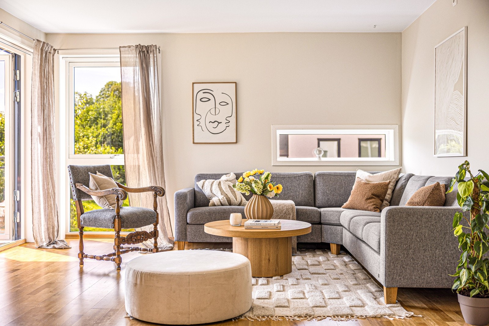 - Stuen har åpen og sosial utforming med utgang til solrik altan - Galleribilde